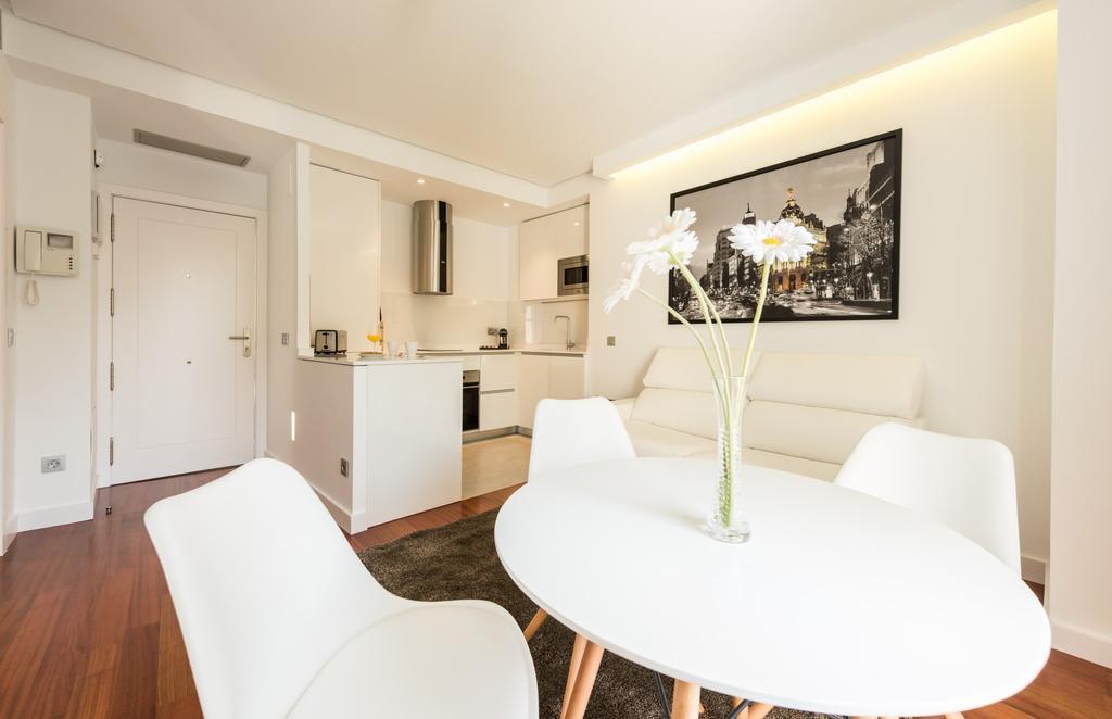 Santa Ana Plaza Apartment Madrid Exterior photo