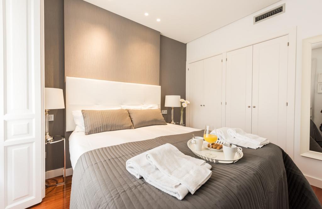 Santa Ana Plaza Apartment Madrid Exterior photo